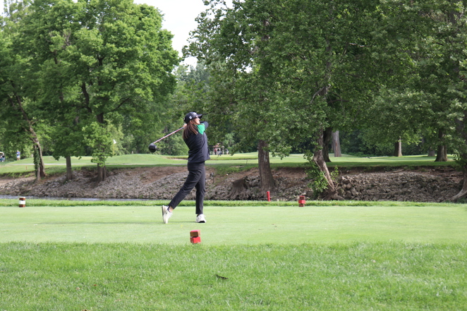 woman teeing off