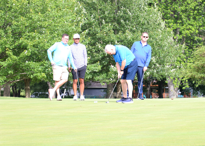 Mike Swick putting on the green