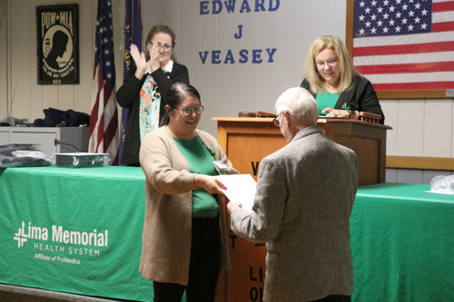 LaShae Burwell giving award to volunteer
